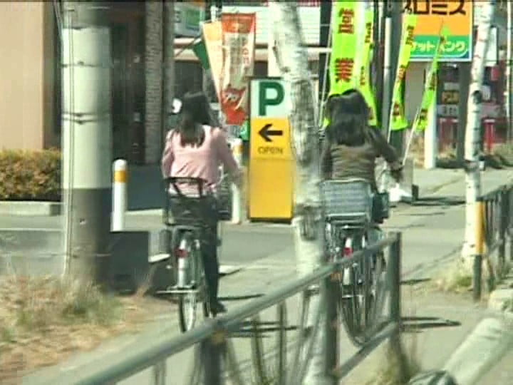 ママチャリに乗って人妻