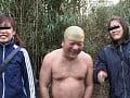 粗チンを晒す変態露出狂と女子大生